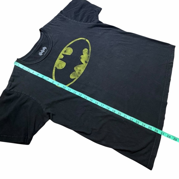 10/$25🦋 Batman Black & Yellow Distressed Logo Graphic Tee - Size Large - Picture 8 of 13
